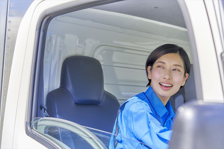 《かすみがうら市》週払いOK・2ｔ車での企業向け一般貨物の集配ドライバー（Web面接OK・土日祝休み）