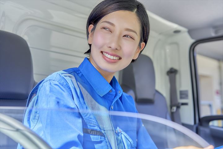 《大和郡山市》週払いOK・4ｔ車でのセンターや工場への冷蔵食品の配送ドライバー！（Web面接OK・週休2日）