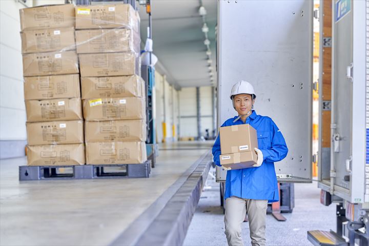 《草加市》週払いOK・4ｔ車での折込チラシの店舗配送ドライバー！（Wワーク・高時給）