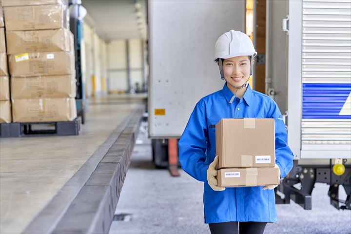 《豊川市》週払いOK・4ｔ車での企業向け一般貨物の集配ドライバー！（Web面接OK・高時給）