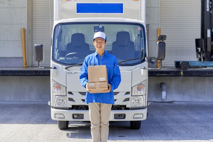 《姫路市》週払いOK・4ｔ車での冷蔵食品のセンター間配送ドライバー！（2023年12/31迄の短期・週休2日）