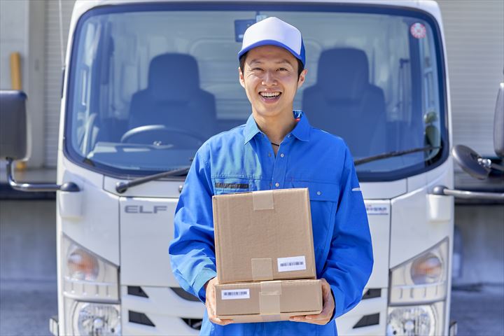 《伊勢原市》週払いOK・4ｔ車でのコンビニへの食品配送ドライバー！（ルート配送・週休2日）