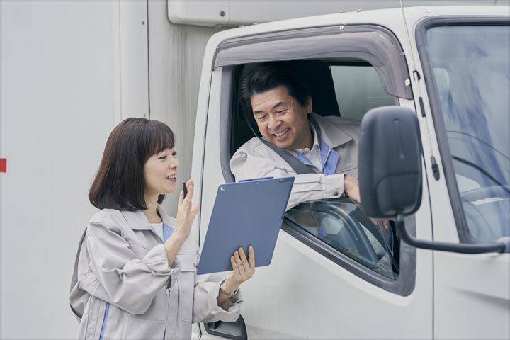 《葛飾区》週払いOK・3ｔ車でのスーパーへの食品配送ドライバー！（Web面接OK・高収入）