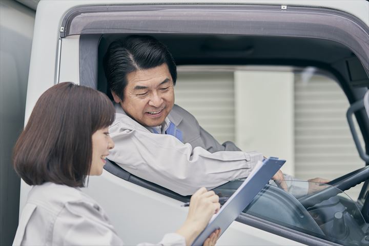 《大阪市住之江区》週払いOK・4ｔ車でのドライ食品の店舗配送ドライバー！（週休2日・カゴ使用）