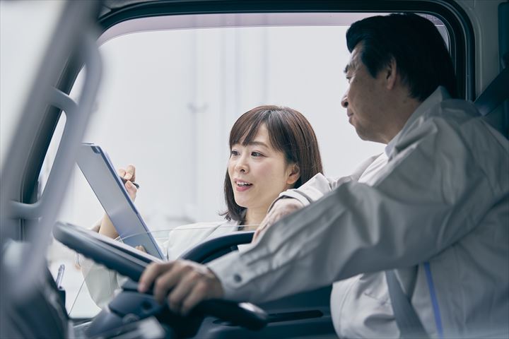 《千葉市美浜区》週払いOK・3ｔ車でのパン製品の店舗配送ドライバー！（Web面接OK・高収入）