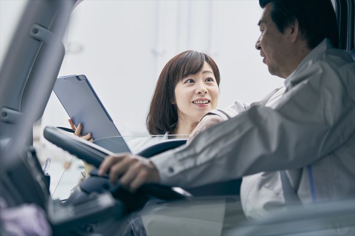 《大阪市淀川区》週払いOK・1.5ｔ車での冷蔵食品の店舗配送ドライバー！（Web面接OK・曜日固定休み）