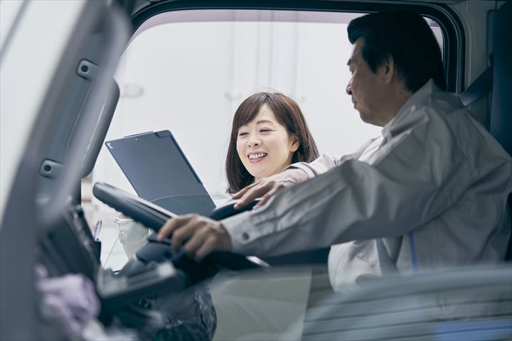 《北足立郡伊奈町》週払いOK・4ｔ車での食肉のセンター間配送ドライバー！（高収入・夜勤）