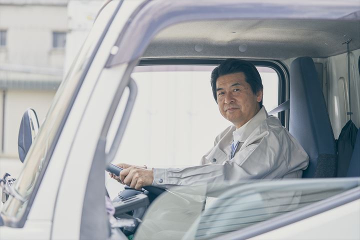 《品川区》週払いOK・2ｔ車での企業やセンターなどへの印刷物の配送ドライバー！（高収入・土日祝休み）