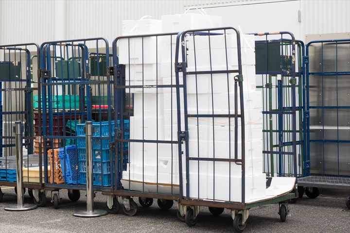 《伊丹市》週払いOK・3ｔ～4ｔ車でのコンビニ向けドライ商品の店舗配送ドライバー！（ルート配送・週休2日）