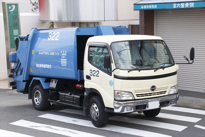 《横浜市金沢区》週払いOK・3ｔ～4ｔ平車でのペットボトルなどの収集運搬ドライバー！（Web面接OK・週休2日）