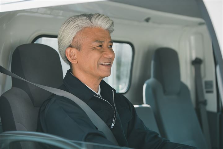 《大阪市東成区》週払いOK・2ｔ車での学校などへの業務用紙製品の配送ドライバー！（土日祝休み・日勤帯）