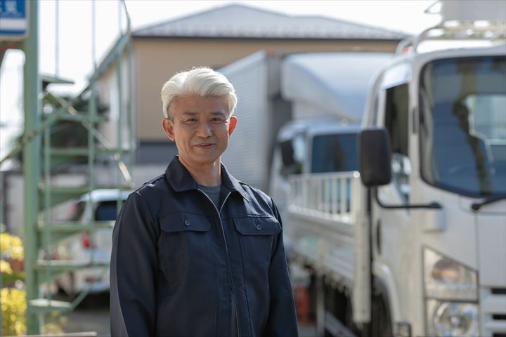 《武蔵村山市》週払いOK・2ｔ車での工務店や建設中の戸建てへ建築資材の配送ドライバー！（Web面接OK・土日祝休み）