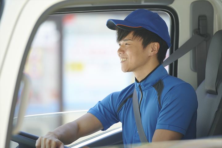 《八代市》週払いOK・4ｔ車での企業向け一般貨物の集配ドライバー！（土日祝休み・日勤）