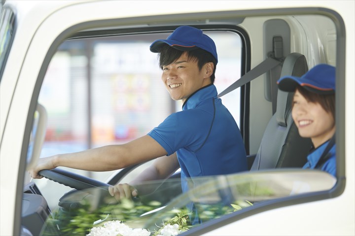 《神戸市西区》週払いOK・4ｔ車での業務用食材の店舗配送ドライバー（カゴ積み下ろし・週休2日・夜勤）