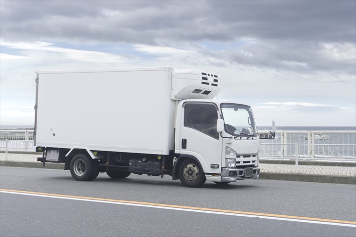 《神戸市東灘区》週払いOK・4ｔ車でのスーパーへのチルド食品の配送ドライバー！（Web面接OK・週休2日）