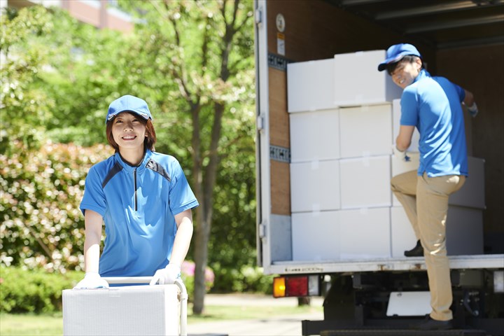 《越谷市》週払いOK・4ｔ車での大手通販サイトで扱うアパレル商品の配送ドライバー！（週休2日・日勤）