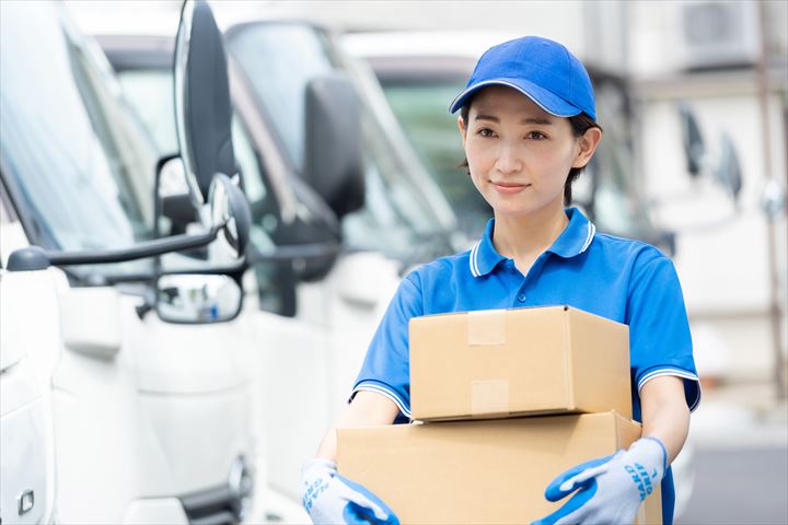 《久世郡久御山町》週払いOK・4ｔ箱車での食品のセンター間集配ドライバー！（シニア活躍・高時給）