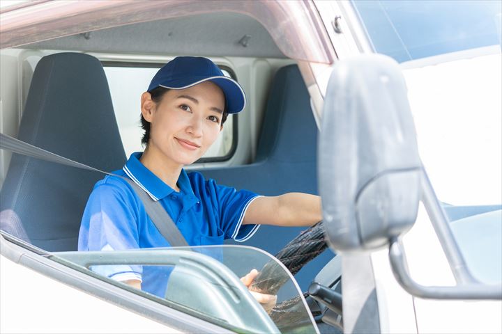 《小郡市》週払いOK・4ｔ車での企業向け一般貨物の集配ドライバー！（土日祝休み・日勤）