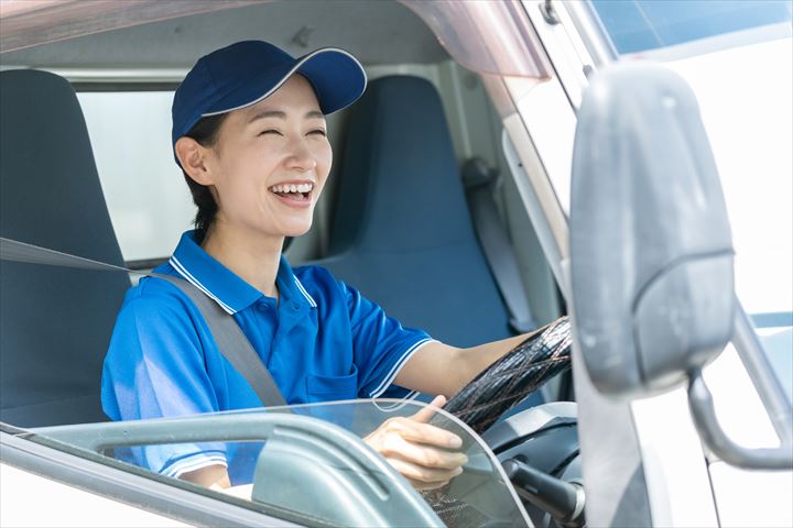 《中巨摩郡昭和町》週払いOK・3ｔ車での3温帯食品の店舗配送ドライバー！（高収入・週休2日）