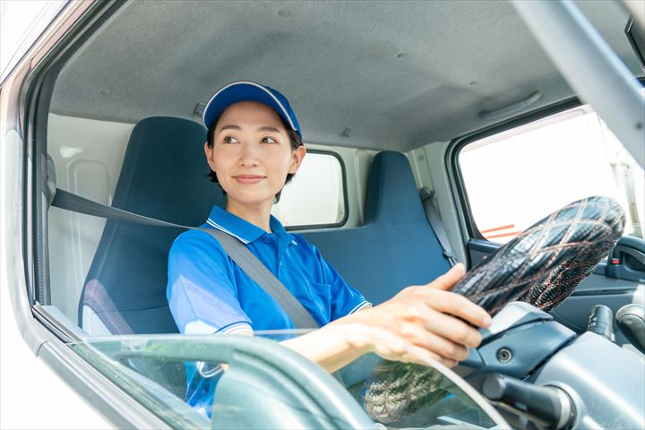 《尼崎市》週払いOK・3ｔワイド車でのスーパーへの生鮮食品の配送ドライバー！（AT限定も相談可・週休2日・カゴ積み下ろし）