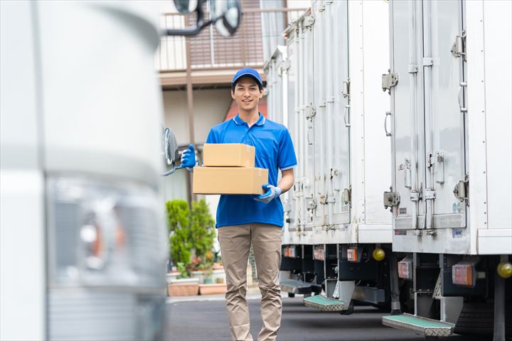 《所沢市》週払いOK・4ｔ箱車でのスーパーへのチルド品配送ドライバー！（週休2日・高収入）