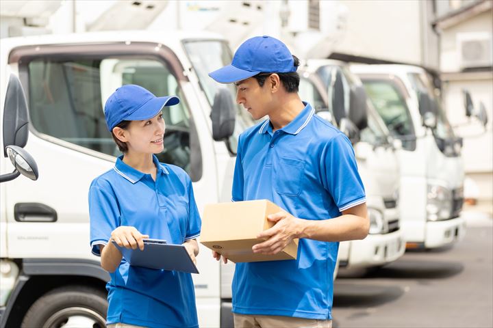 《江東区》週払いOK・4ｔ車でのアパレル関連商品の集配ドライバー！（ルート配送・土日祝休み）