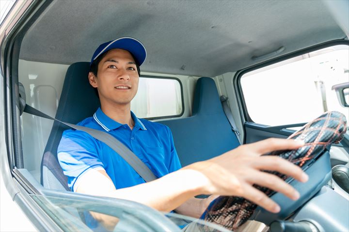 《川崎市川崎区》週払いOK・3ｔ車でのフローズン商品のコンビニ配送ドライバー！（Web面接OK・高収入）