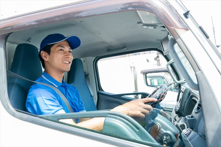 《大和郡山市》週払いOK・4ｔ車での食品のセンター間配送ドライバー！（短時間18:00～22:00・業務延長ほぼ無し）