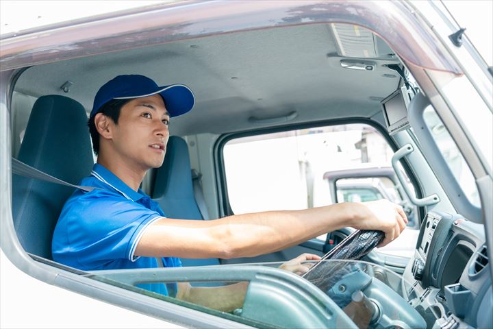 《練馬区》週払いOK・2ｔ車でのコンビニへのお弁当やパン等の配送ドライバー！（高時給・週休2日）