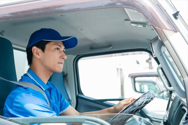 《浜松市中央区》週払いOK・4ｔ車でのドラッグストアへの商品の配送ドライバー！（高収入・週休2日）