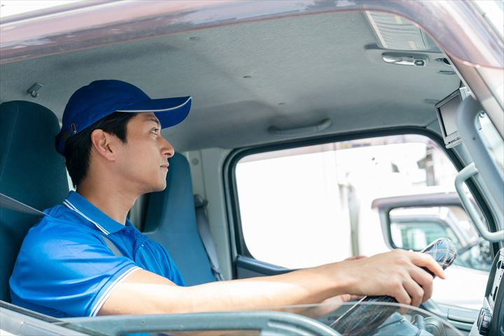 《久世郡久御山町》週払いOK・2ｔ車でのチルド食品のコンビニ配送ドライバー！（Web面接OK・時間外勤務ほぼ無し）