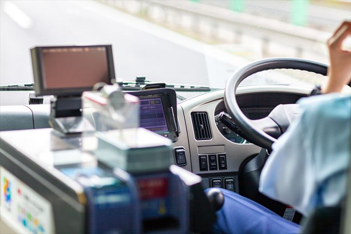 《大田区》週払いOK・マイクロバスでの従業員の駅と工場間の送迎ドライバー！（Web面接OK・高時給）