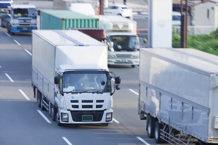 《大和郡山市》週払いOK・大型車でのセンターや工場への冷蔵食品の配送ドライバー！（Web面接OK・短時間19:00～3:00）