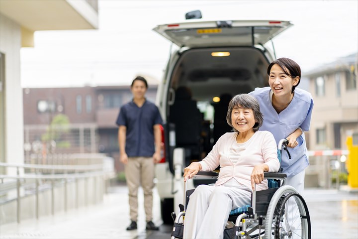 《大阪市西区》週払いOK・普通車でのデイサービス利用者の送迎ドライバー！（土日休み・Wワーク歓迎）