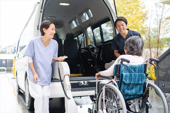 《墨田区》週払いOK・普通車でのデイサービス利用者の送迎ドライバー！（土日休み・高時給）