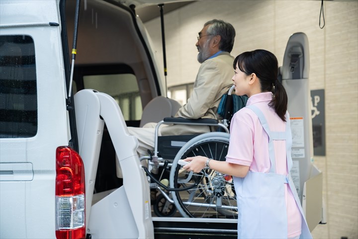 《新宿区》週払いOK・普通車でのデイサービス利用者の送迎ドライバー！（普通免許・AT限定OK）