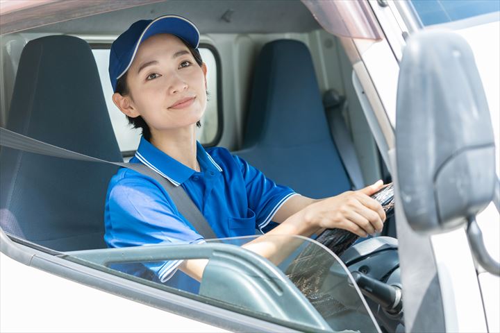 《射水市》週払いOK・2ｔ～3ｔ車でのアイスクリームの店舗配送ドライバー！（Web面接OK・週休2日）