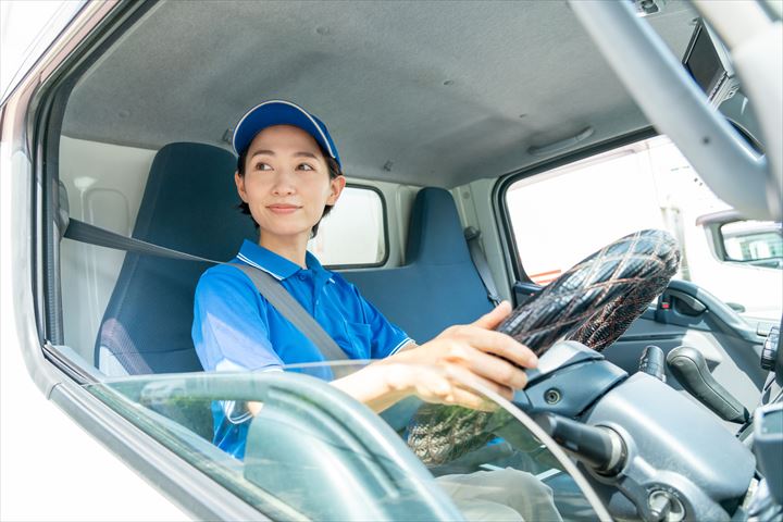 《相模原市中央区》週払いOK・4ｔ車でのチルド品のセンター間配送ドライバー！（Web面接OK・週休2日）