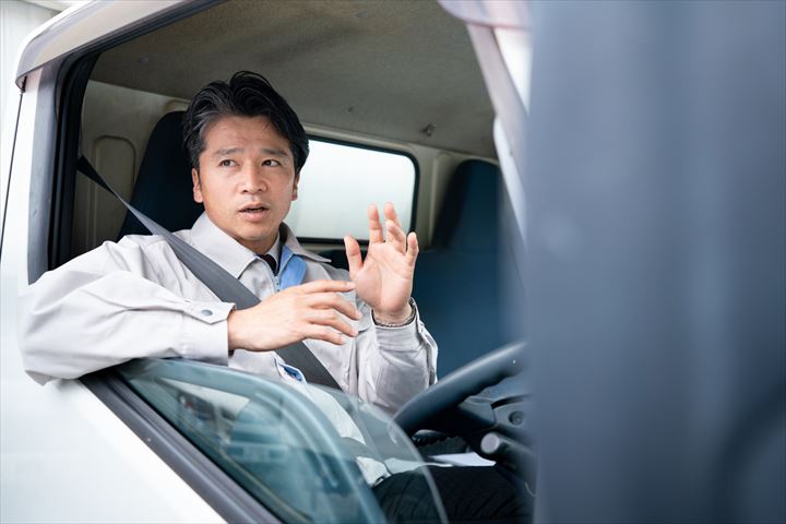 《江東区》週払いOK・2ｔ～4ｔ車での企業やセンターから一般貨物の集配ドライバー！（Web面接OK・高収入）