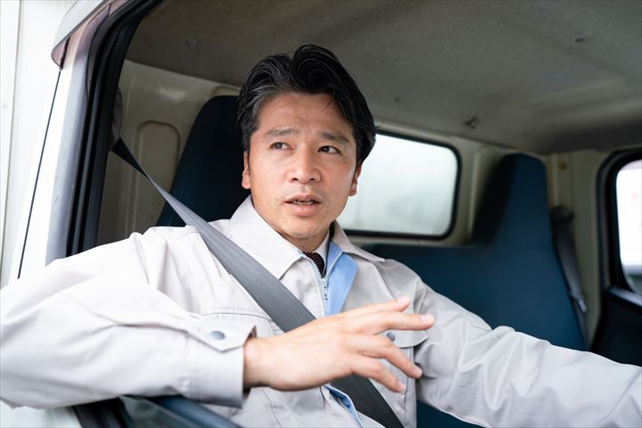 《乙訓郡大山崎町》週払いOK・4ｔ車でのスーパーへの食品や雑貨の配送ドライバー！（週休2日・夜勤）