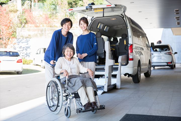 《中央区》週払いOK・普通車での介護施設利用者の送迎ドライバー！（Web面接OK・18:00～20:00の短時間）