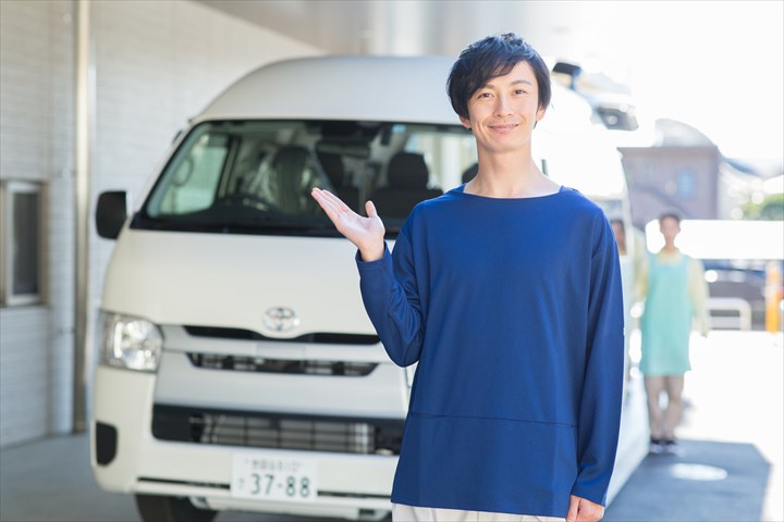 《北区》週払いOK・普通車での訪問診療の医師や看護師の送迎ドライバー！（Web面接OK・土日休み）