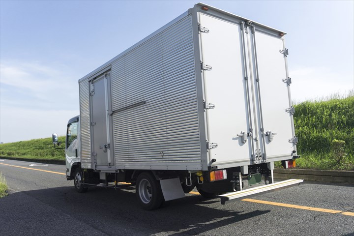 《高崎市》週払いOK・4ｔ車での店舗やセンターへのチルド品の配送ドライバー！（Web面接OK・高収入）