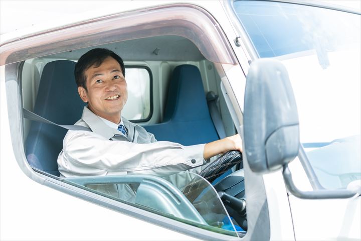 《春日井市》週払いOK・4ｔ車でのスーパーへのチルド品配送ドライバー！（Web面接OK・高時給）