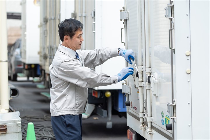 《鶴ヶ島市》週払いOK・3ｔ車での食品配送ドライバー！（高収入・ドーリー使用）