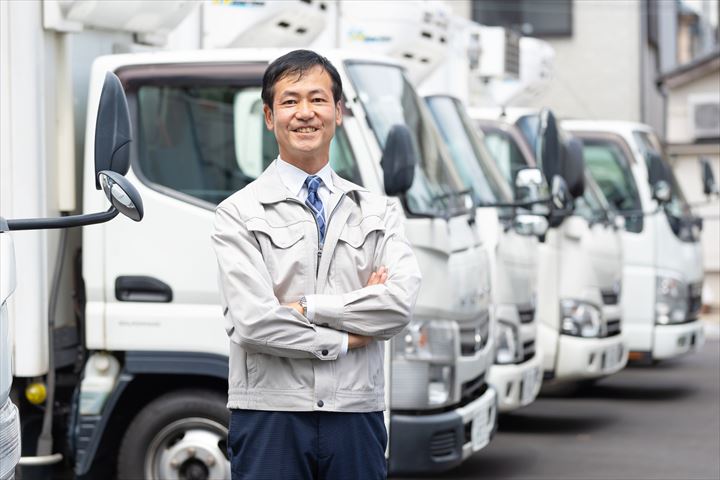 《さいたま市岩槻区》週払いOK・4ｔ車での企業向け一般貨物の集配ドライバー！（週休2日・高収入）