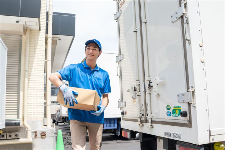 《名古屋市港区》週払いOK・3ｔ車でのおもちゃ、おむつなどの配送ドライバー！（高収入・土日祝休み・負担少なめ）