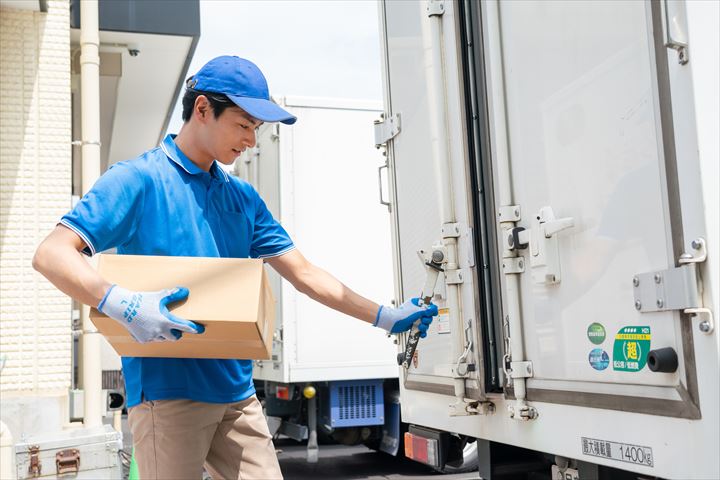 《大牟田市》週払いOK・4ｔ車での企業向け一般貨物の集配ドライバー！（土日祝休み・日勤）