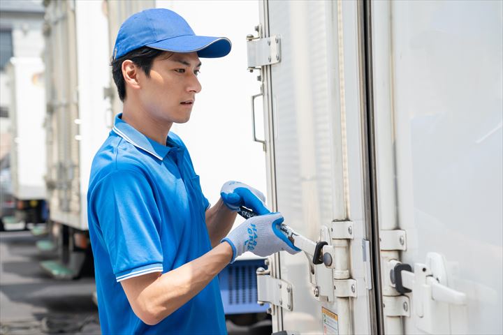 《京都市伏見区》週払いOK・3ｔ車でのコンビニ向け冷凍商品の店舗配送ドライバー！（Web面接OK・曜日固定休み）