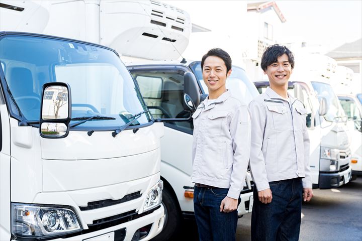 《摂津市》週払いOK・4ｔ車でのコンビニへの常温品配送ドライバー！（Web面接OK・週休2日）